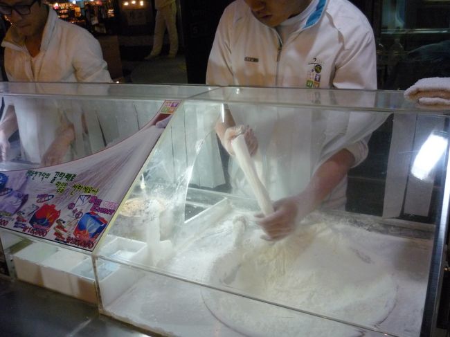 明洞の路上で1本の水飴みたいな棒を物凄く細い飴に変えてしまうパフォーマンス屋台です。<br />