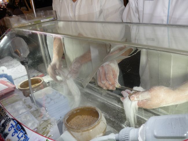 上の1本の飴がここまで細く何千本にもなります。<br />凄い！！