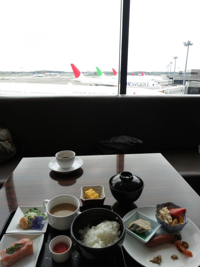 座るところを見つけるのが大変なくらい混んでいました。<br /><br />朝ごはんをこちらで頂こうとペコペコできたけど、いまいち・・・<br />