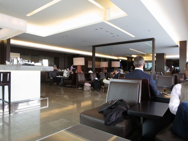 ファーストクラスがこうだと、もう一つのラウンジはもっと混んでるのだろうか？<br /><br />居心地も、いまいち・・・<br />ANAのスイートラウンジは居心地は最高だった。