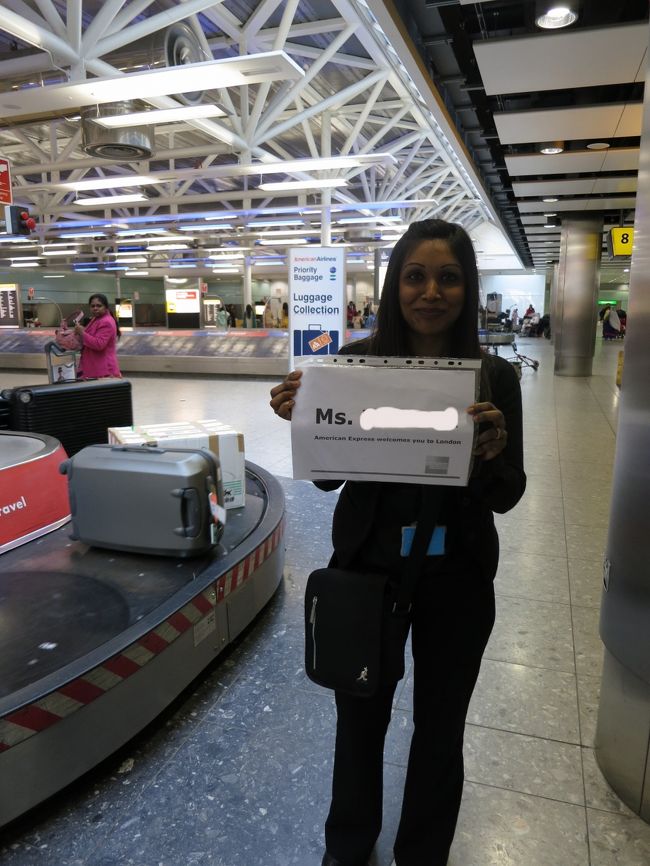 ロンドンは、ホテルの送迎ではなくカード会社のサービスのお出迎えと送迎があります。<br />飛行機を降りると、かわいいお姉さんが待っていました。<br />が、<br />このお姉さん歩くの早くてついていくのが大変。<br />せっかちなのか混んでいる入国審査でも、<br />日本人が並ばない空いている列に並んだと思ったら、<br />１０人も並んでいないのに、<br /><br />遅い！<br /><br />と、審査官と行列のと間を通り、審査が終わった人の次に私をご案内。<br />行列にならんでいる人達の視線が怖かったけど、時間のかかるヒースローで、飛行機降りてから入国審査が終わるまで約８分！！