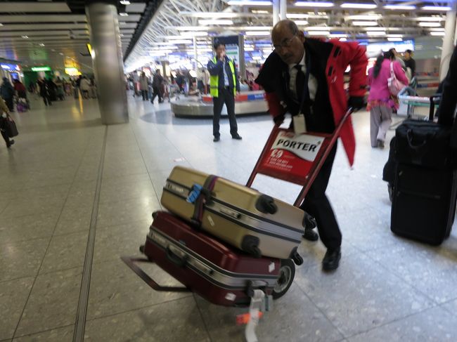 荷物を運んでくれるおじさん。