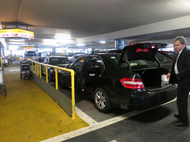 私の名前のプレートを持った運転手さんのところで、お姉さんとはお別れ。<br />運転手について駐車場まで歩きます。（Fだと歩かなくていいのかな？）<br />車は、メルセデス。<br /><br />飛行機降りてから車に乗るまで、<br /><br />２０分でした。<br /><br />