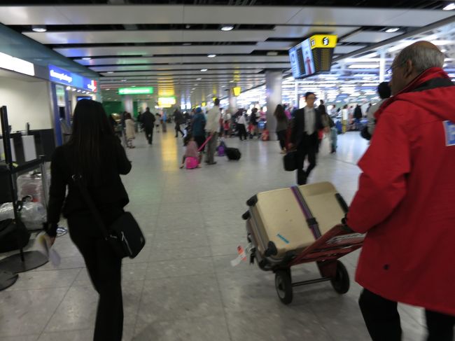 次は、運転手に連絡しながら運転手のところまで歩きます。<br /><br />せっかちお姉さんの歩きが早いので、荷物のおじさんついて来られず、スーツケースひっくり返したり大変そうだった。