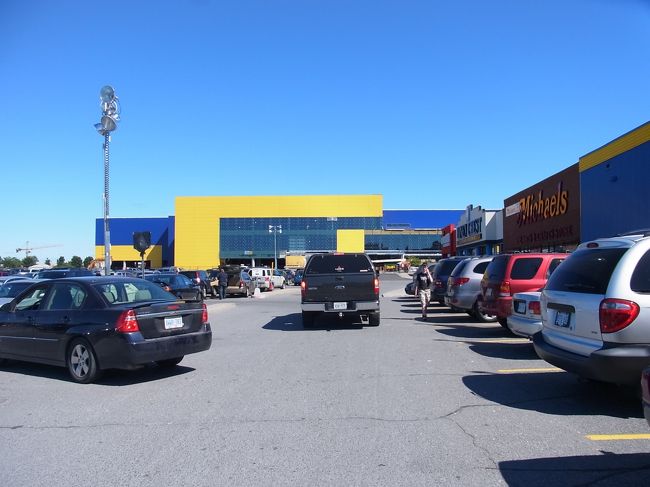 行く途中でIKEAに寄り、日本ではなかなか手に入らない色のベッドシーツなどの買い物をしました。とても大きな店舗ですが、この時にはすぐ横でさらに大きな店舗の工事中でした。