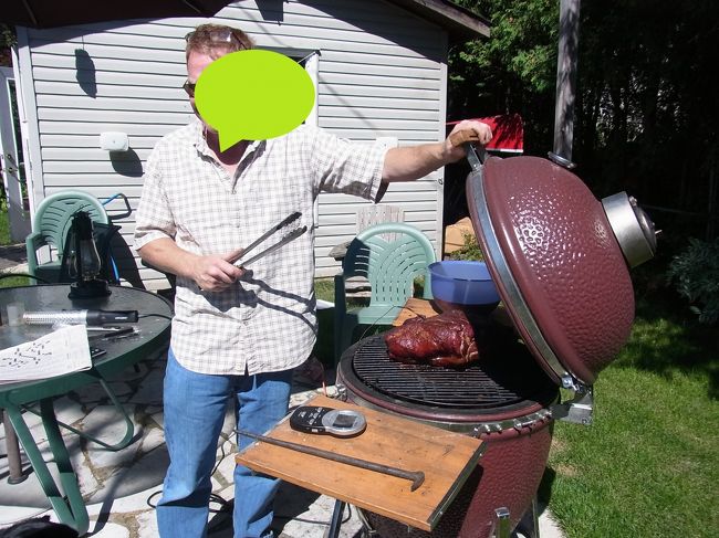 お手製のお肉の燻製？燻し中でした。美味しいのができそうですね。<br />顔にサングラス、頭にメガネ、なかなか良いアイデアでした。（＾＾