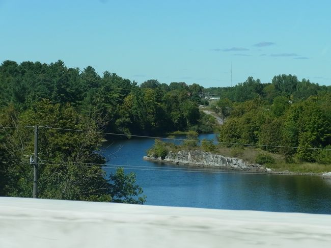 所々に湖がのぞきます。