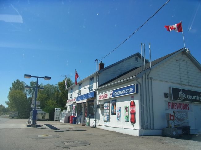 途中にあったお店。村の雑貨屋さんという感じ。