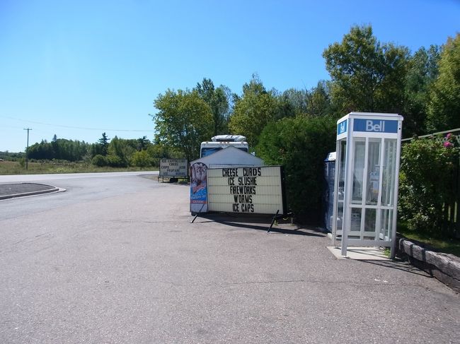 向こうの看板にはwormの文字が。湖での釣りに使うのかな?