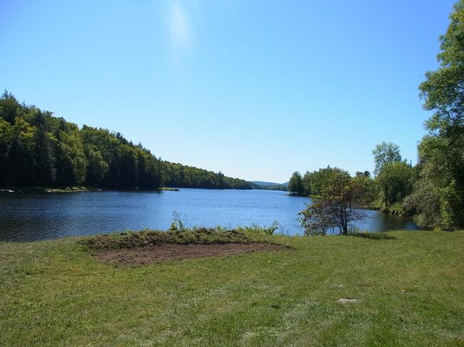 ちょっとここで休憩。きれいですね。<br />写真を撮ったりしてから、また出発。目指すコテージはもう少し先です。<br />こういう湖がいくつもあり、周りにコテージがたくさんあるそうです。レンタルもあるので、誰でも借りさえすれば、こんな夢のような休日が過ごせますよ。<br />泳げない、老眼で本を読むのが疲れる、英語のTVしか無い、釣りもしないし、出来ない。料理に凝っても太るだけだし、することなくてビールばかり朝から飲んでいそうで、アル中になりそうだし、あ〜、私にはこんな素敵な夏休みは全く向かない。子供なら大喜びするかも？<br />泳ぎに、サイクリング、釣り、etc。<br />如何ですか？