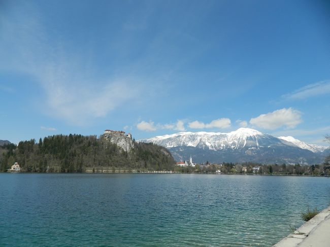 湖の周りはフットパスやプロムナードが綺麗に整備。歩きやすい！<br />ただ、お店屋さんは少ないので小腹が空いた時用のお菓子と<br />飲み物は必須。