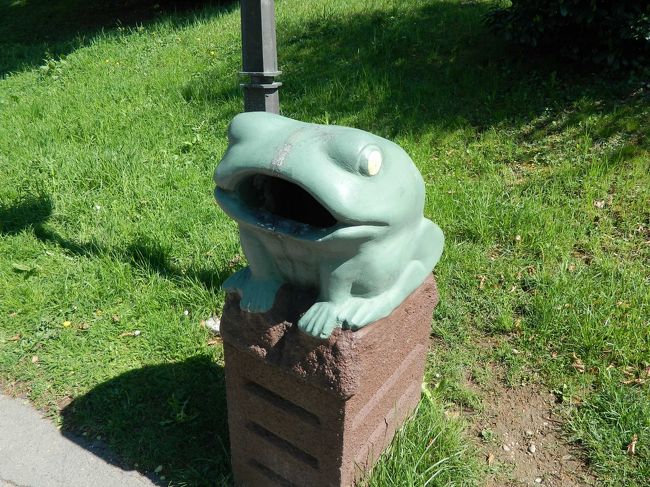 ゴミ箱はカエル。