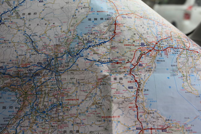 地図<br /><br />自分の車にはナビは無い<br />最悪携帯電話がありますが<br />頼りの地図は<br />高速道路で貰った地図ですが<br />ちょっと古いような気が・・・<br /><br />あと<br />出発直前に子供のガイドを<br />携帯で撮影しているが<br />行動表とかの確認はやはり<br />見難く大変でした