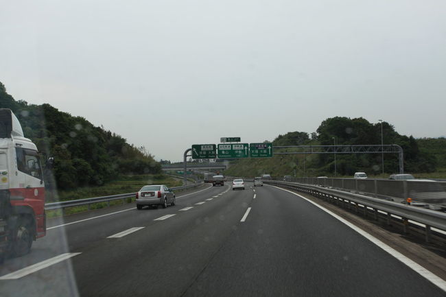 関インター<br /><br />自分の地図には乗っていないが<br />コース的には間違いないが<br />関インターを見つけたら<br />そこに見覚えのあるバスが３台<br />止まっていました