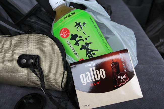 お茶＆おやつ<br /><br />慌てて出てきたので<br />コンビニにも寄れなかったので<br />トイレも兼ねて<br />お茶とお菓子を購入