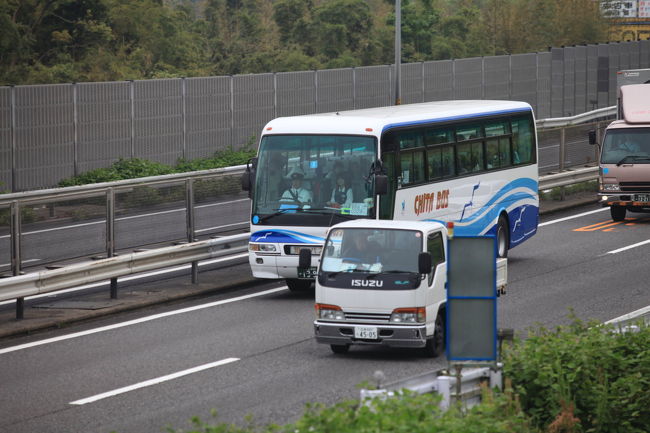 やはり<br /><br />走行車線の車が邪魔ですね