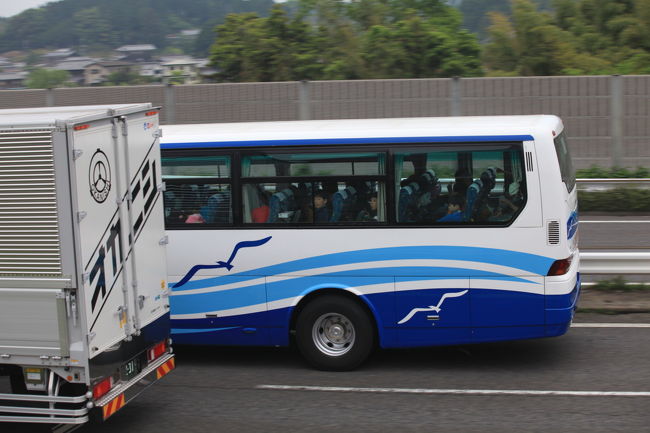 ３台目<br /><br />このバスにルカが乗っていますが<br />カメラに気づいた少年が一人居たみたいで<br />それも自分だと分かったみたいですが<br />子供の目はさすがに良いですね