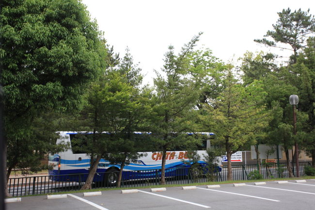 駐車場<br /><br />適当に停めたつもりですが<br />見覚えあるバスが入ってきました