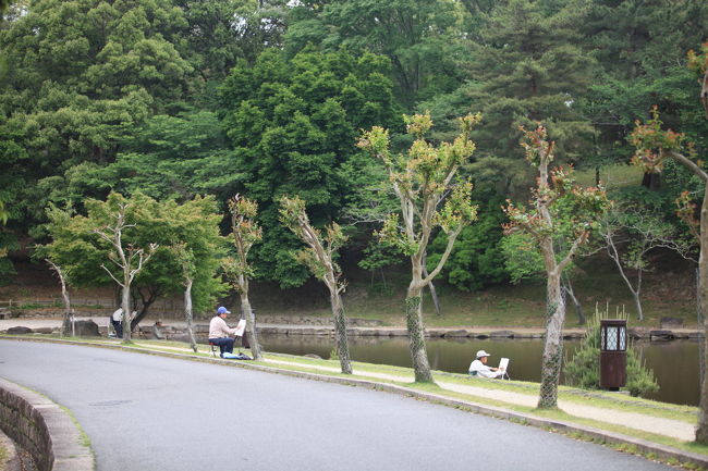 室外写生<br /><br />多くの画家が<br />室外写生中ですが<br />ちょっと雨が降り出しました