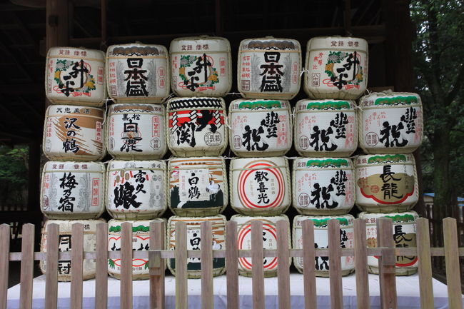 お酒<br /><br />大きな神社なので<br />奉納も多いのでしょうね<br />となりに<br />ビールのケースも山積みされていたが<br />こちらは<br />早く飲んだほうが美味しいと思いますが・・・