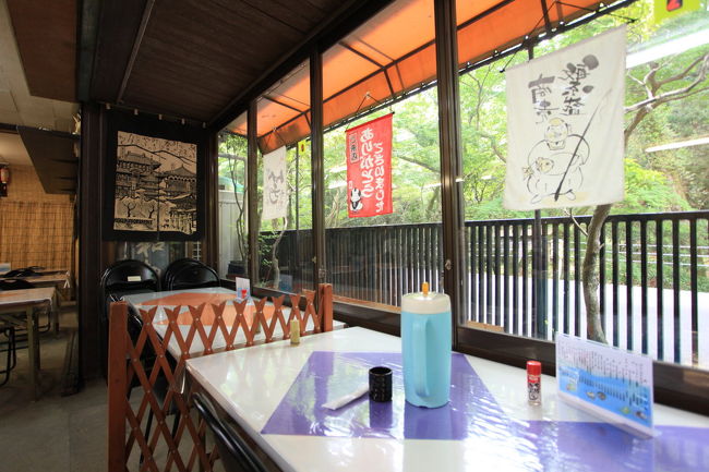 シンプル<br /><br />やけに安っぽい<br />テーブルと椅子が使われていて<br />ちょっと外したかと<br />ドキドキ状態だが<br />ほかも似たような感じなので<br />高そうな料亭の方が良かったかな？？？