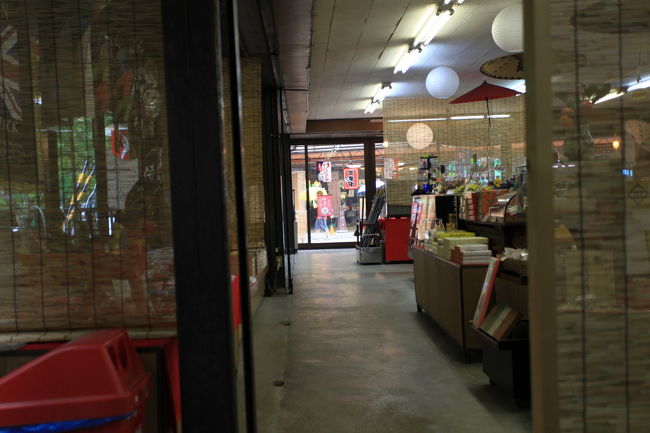 おみやげ<br /><br />基本的には<br />おみやげやさんがメインかな？<br />良い立地条件だと思いますが<br />雨がちょっと強くなり<br />みんな足早に通過していきます