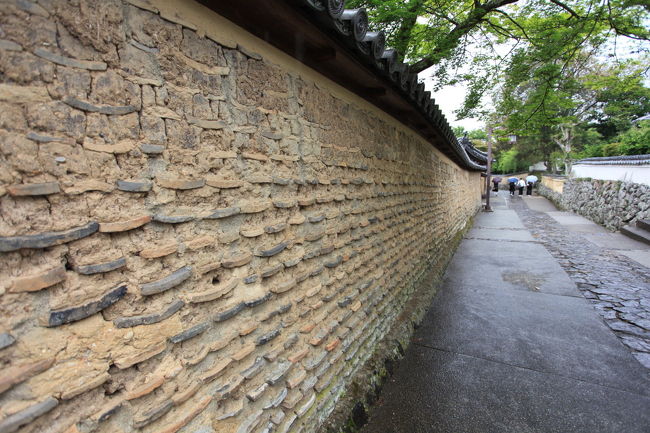 壁<br /><br />古い瓦のリサイクルですが<br />常滑の土管坂を思い出しますね<br />動画でのアクセントに使えそうだが<br />一人旅ではモデルが・・・<br />子供と再度訪れたい気もしますが<br />修学旅行で来るから<br />来ない方が安全でしょうね