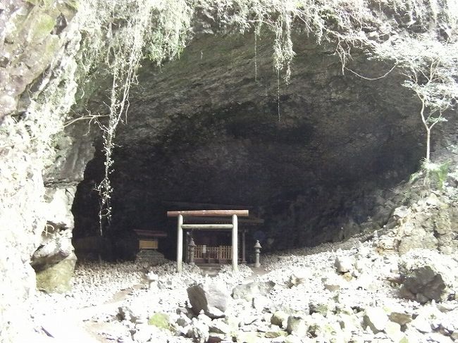 天安河原<br />石を積み重ねると何でも願い事が叶う場所とされているらしいですが、運転手さんの話だと、台風なんかで川が氾濫すると、その積み重ねた石は、全て流されてしまうのですが、2〜3日で、元の状態に戻ってしまうらしいです。人の願い事の恐ろしさ…？