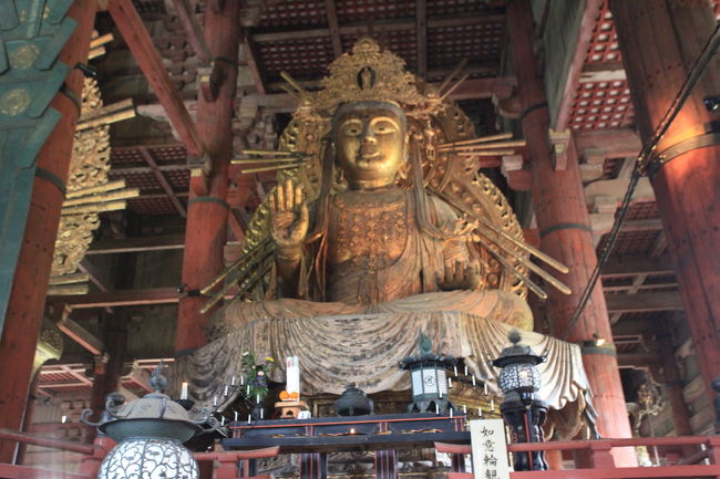 菩薩<br /><br />左は凄い人ですが<br />右側は空いていますね<br />全体的に凄い埃が積もっているが<br />夏に大掃除が行われるみたいなので<br />秋だと綺麗なのかな？？？