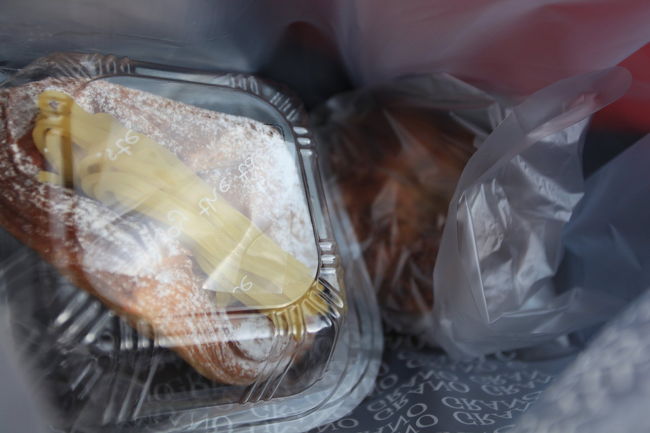 パン<br /><br />おいしそうな匂いに釣られ<br />朝ごはん用のパンを<br />買ってしまいました