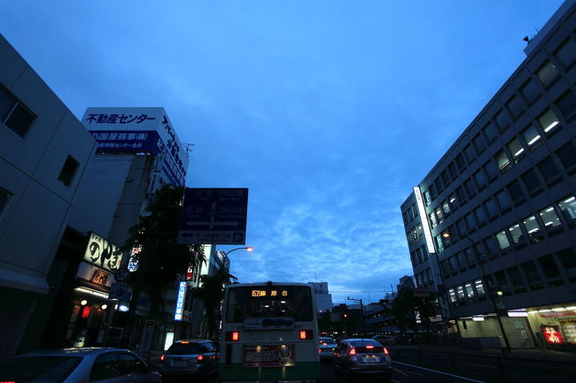 奈良市内<br /><br />建物に明かりが灯り<br />空がだいぶ青く写り始めました