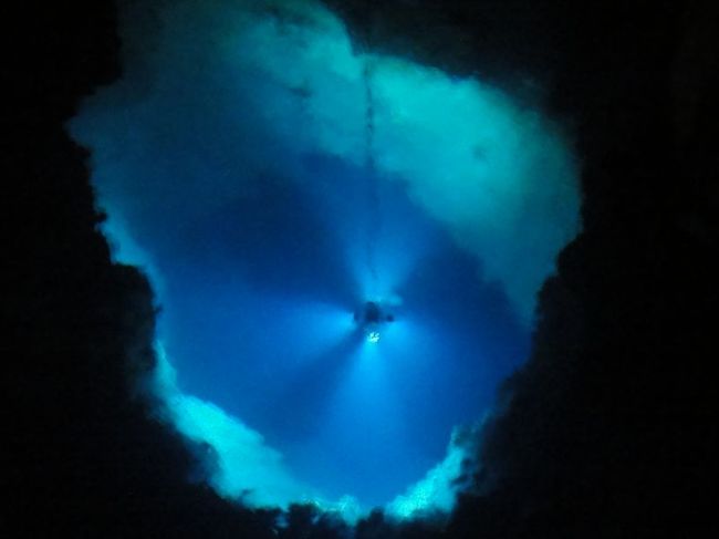 とりあえず普通に辿り着ける一番奥にある第三地底湖です。<br />なんだか吸い込まそうな不思議な色です。