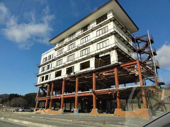 鉄骨は耐えましたが、このあとどうしたらいいのでしょう。当事者でなくともすごく考えさせられますね。