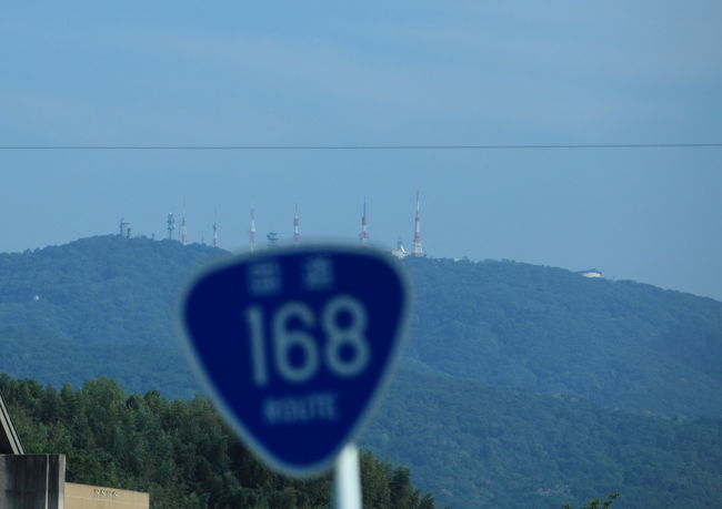 法隆寺通過<br /><br />国道２４号線を南下し<br />標識に従うことで法隆寺は見つけましたが<br />時間が早すぎたので<br />昨日見つけられなかった<br />道の駅を目指します<br /><br />写真は<br />その時の写真ですが<br />それなりにノロノロ運転時に撮影してが<br />気になるアンテナが立った山ですが<br />眺めが良さそうですね