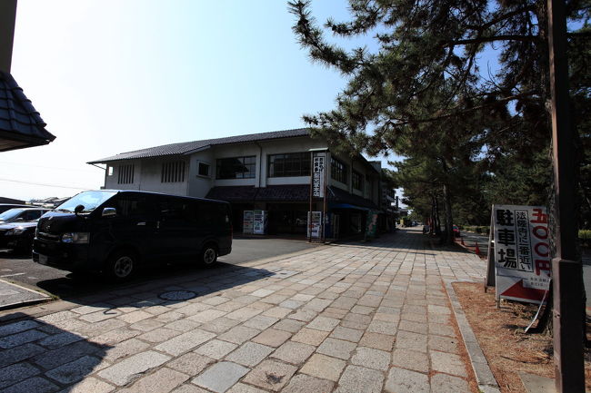 法隆寺駐車場<br /><br />もっと目立たない場所を希望したが<br />車が大きいからと<br />通路側に止めてしまいました<br />これじゃ<br />法隆寺に来た人<br />全員が見ちゃう場所です・・・