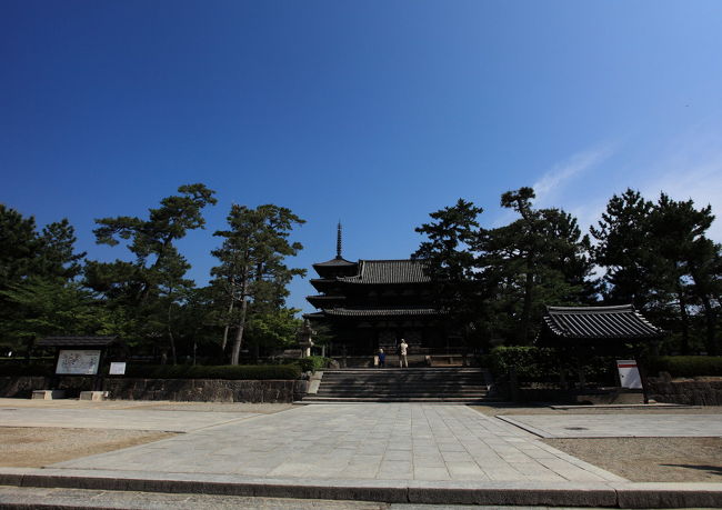 遠い<br /><br />門をくぐったら<br />本殿は遠いですね<br />昨日と違い<br />今日は既に暑いくらいなので<br />今日は水分補給が重要ですね