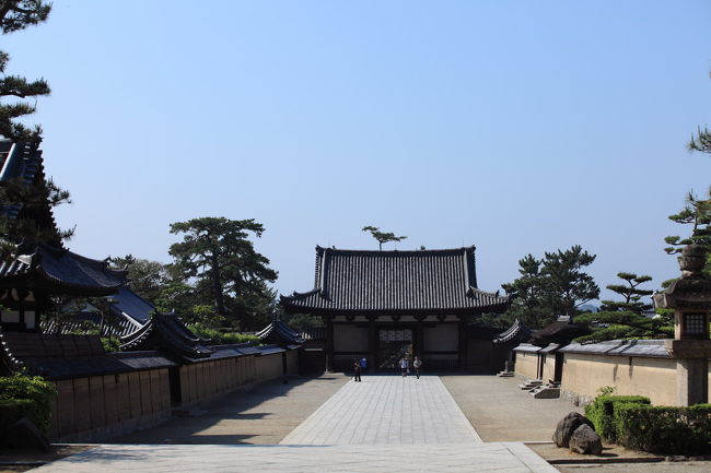 門<br /><br />入ってきた門を<br />振り返ってみましたが<br />チラチラと観光客が入ってきます