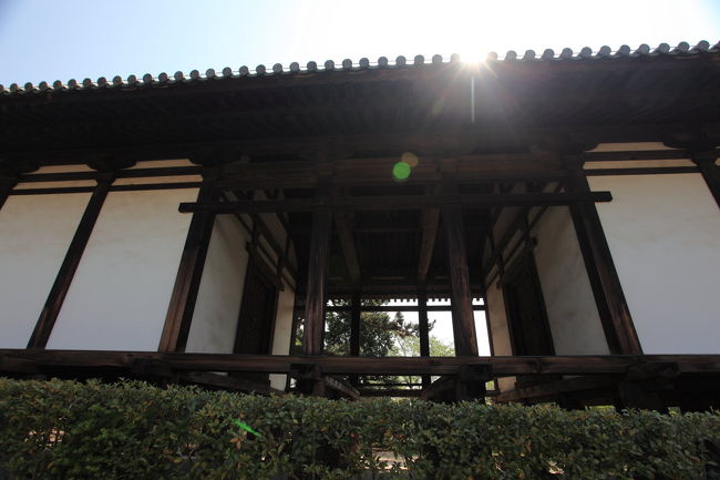 鐘突き堂<br /><br />柿食えば鐘が鳴るなり・・・<br />運が良いのか<br />鐘が鳴っていたのですが<br />間隔が長すぎで<br />動画がなかなか上手く録れません<br />おまけに<br />凄いタイミングで人が来てしまい<br />さすがにＴＡＫＥ４あたりで<br />諦めてしまいましたが<br />タイミングが凄すぎて<br />子供に見せたら思いっきり受けました