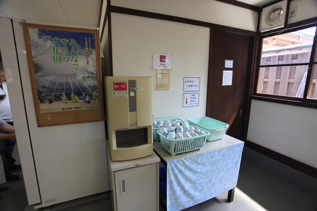 お茶<br /><br />急いでいるのに<br />熱いお茶のみ<br /><br />でも<br />頂いてしまいました<br />ご馳走様でした