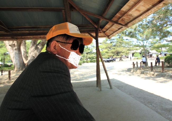 あれ？<br /><br />日陰で校長先生を発見したので<br />とりあえず<br />ご挨拶を兼ねて<br />しばらくお話したが<br />サングラスとマスクを<br />書き加えてみたが<br />これで変装は良いでしょうか？？？