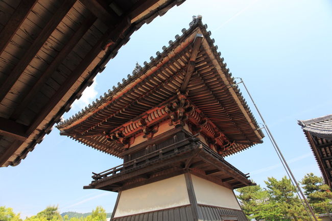 何？<br /><br />何の目的かは不明だが<br />小さい割りに<br />しっかりした造りの建物