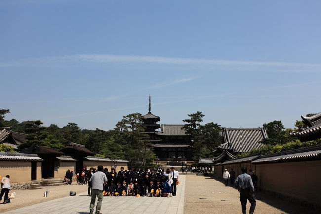 撤退<br /><br />無事会わずに済んだと思い<br />駐車場のお土産やさんで<br />お土産を２０００円ほど購入し<br />５００円割引となり<br />実質駐車料金は無料！！！<br /><br />でも<br />駐車場を出る際に<br />右を見たら<br />なんと黄色い帽子を被った軍団でした<br />それも緑のラインの入った子供も・・・<br />果して何人に見られた事やら