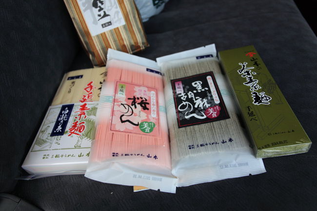 おみやげ<br /><br />財布が超軽かったが<br />クレジットでもＯＫだったので<br />カードで買ってしまいました<br />コロプラ加盟店だったので<br />カード不可なのが残念でしたが<br />これで<br />流し素麺が沢山できそうです<br /><br />コロプラの限定お土産も<br />結構レアで欲しかったですが<br />次回のお楽しみですね