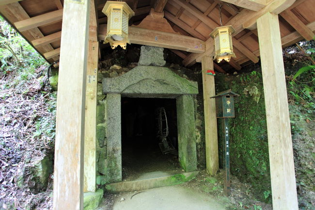 入り口<br /><br />詳しく知らなかったので<br />中に入らずに<br />花の写真を撮影していたら<br />なんと<br />後からやって来た二人組みが<br />中に入って楽しんでいたので