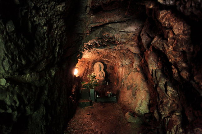 潜入<br /><br />自分も入ってみたが<br />なかなか神秘的<br />でも<br />一人じゃ嫌ですね<br />さすがに怖いかも・・・