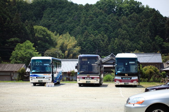 移動<br /><br />再度ルカの行動表を<br />携帯写真で確認し<br />遺跡へと移動しました<br /><br />駐車場には<br />きちんと青いバスが<br />止まっていますね