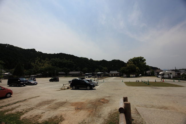 ガラガラ<br /><br />一般の観光客も<br />少なそうですね<br />石の遺跡みたいですが<br />何が待ち受けているのやら・・・