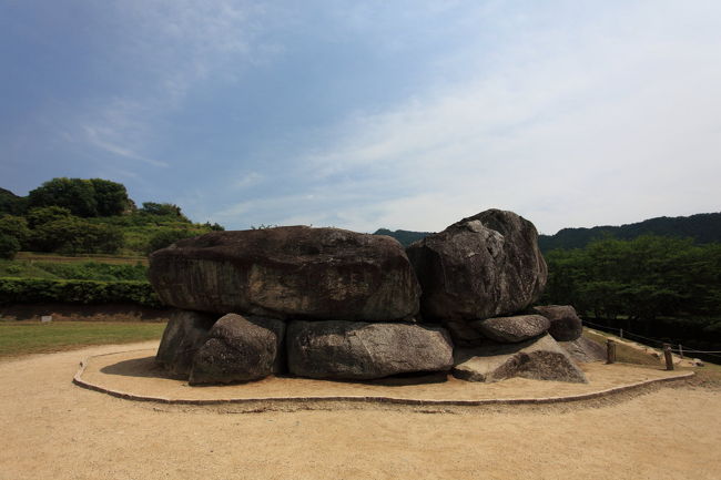 石舞台<br /><br />読んだイメージは<br />石で作られたステージ<br /><br />ですが<br />蘇我馬子（そがのうまこ）の墓で<br />日本で最大の方墳みたいです。<br /><br />確かに<br />回りの堀も入れたら<br />やたらとでかいステージ<br />ではなく古墳ですね