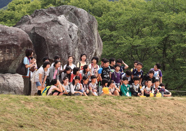 アップ<br /><br />ＲＡＷ現像しながら<br />トリミングして拡大したが<br />何人かの子供の目線が来ているが<br />やはり見られていますね<br />ただ単に<br />まさか居るとは思っていないだけかな？