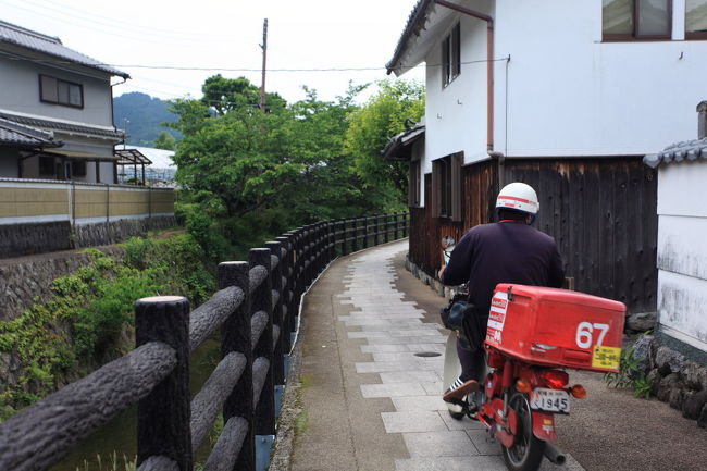 郵便配達<br /><br />狭い路地を<br />機敏な動きで配達していました<br />ご苦労様です